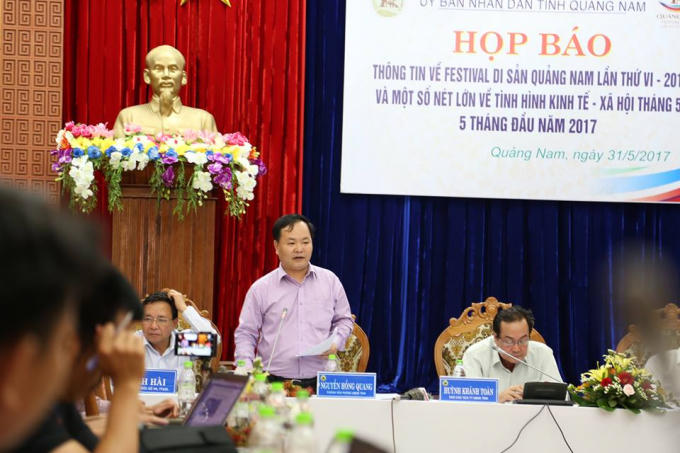 Chánh văn phòng UBND tỉnh Quảng Nam Nguyễn Hồng Quang (đứng) thông báo kết quả điều tra.