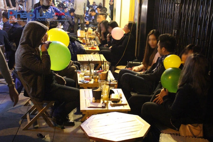N2O có tính oxy hóa và kích thích phản ứng cháy. Khí này không duy trì sự sống, có thể gây ngạt; tác động vào não gây ảo giác. Nếu dùng nhiều, thần kinh luôn trong trạng thái bị kích thích, có khi rơi vào trạng thái hôn mê sâu.