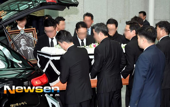 Nam diễn viên Kim Joo Hyuk đã trút hơi thở cuối cùng tại Bệnh viện Konkuk, Seoul (Hàn Quốc), hưởng dương 45 tuổi. Tài tử hạng A xứ Hàn qua đời sau vụ va chạm xe nghiêm trọng vào lúc 16h30, gần sát nhà anh. Chiếc Mercedes SUV do anh điều khiển đã bị lật, hỏng động cơ và có bốc cháy. Theo Mydaily, một tháng trước khi xảy ra tai nạn, Joo Hyuk thường xuyên sử dụng một loại thuốc. Cơ quan chức năng đang tìm hiểu tác dụng phụ của thuốc đó có liên quan tới cái chết của nam diễn viên.