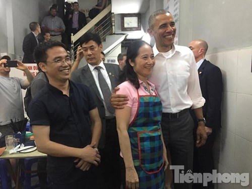 Ông Obama chụp ảnh kỷ niệm với chủ quán bún chả sau khi dùng bữa tối. (Ảnh: Tiền Phong)