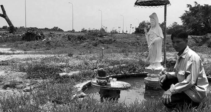 Nhiều lần nhà anh Lượm bị phá nhà lấy đất, lực lượng cưỡng chế vẫn không dám đụng đến bức tượng Phật bà Quan âm.