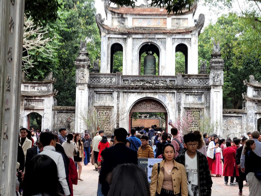 Khu vực Cổng chính hàng nghìn người dân ở Thủ đô và du khách đã đổ về Văn Miếu - Quốc Tử Giám du xuân, xin chữ khiến di tích ngay từ đầu giờ chiều. (Ảnh: Phạm Duy)