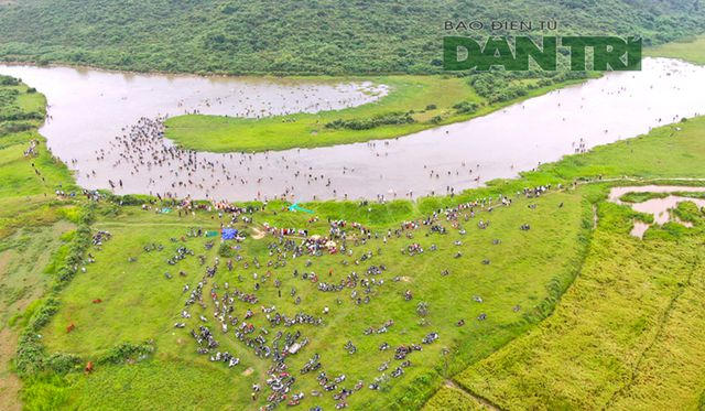 Đầm nước này có chiều dài 1 km với diện tích khoảng 30 ha, nằm dưới chân dãy núi Hồng Lĩnh, có nhiều loài cá nước ngọt sinh trưởng