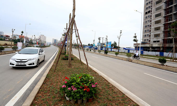 Tuyến đường có mặt cắt ngang 50 m gồm 8 làn xe, vận tốc thiết kế 60 km/h. Bề rộng dải phân cách giữa khoảng 3 m, trồng cỏ và cây hoa tạo cảnh.