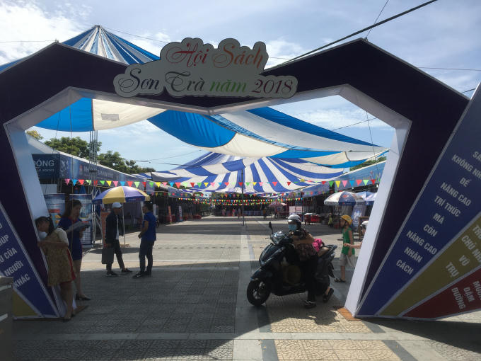 Hội sách diễn ra trong 5 ngày, từ 20 đến 24/6/2018, tại khu vực công viên cầu Rồng (đường Trần Hưng Đạo, quận Sơn Trà, TP Đà Nẵng).