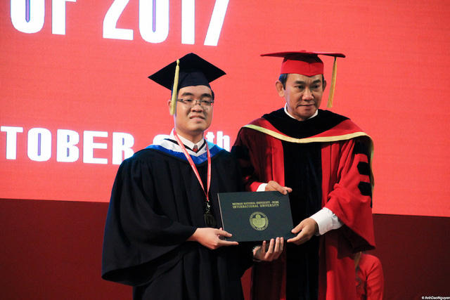 Minh Triết được PGS.TS Hồ Thanh Phong, hiệu trưởng nhà trường trao bằng