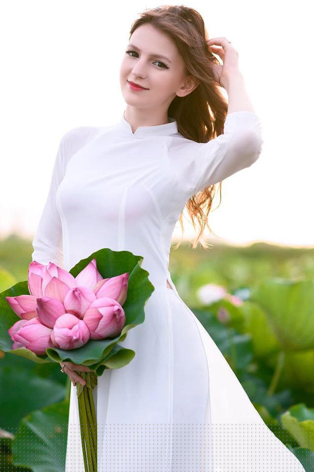 Nữ DJ từng gây “sốt mạng” với bộ ảnh chụp bên sen