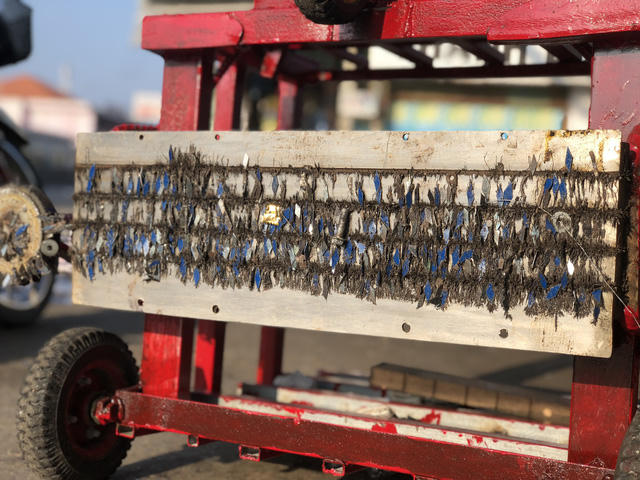 Chiếc xe hút đinh tự chế của ông C. dính đầy đinh