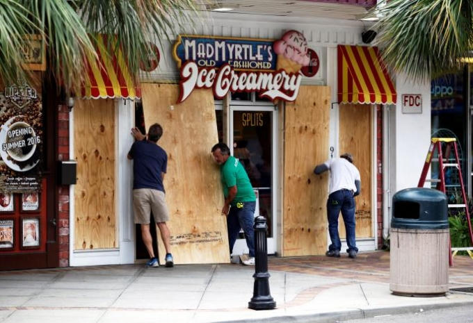 Người dân South Carolina gia cố lại nhà cửa để chuẩn bị đón bão. (Ảnh: Reuters)