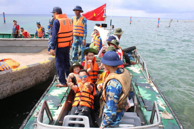 Dù khó khăn nhưng Việt Quang nghĩ so với các anh em chiến sĩ hay bà con ngoài hải đảo thì khó khăn của mình chẳng là gì.