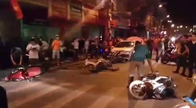 Các phương tiện nằm ngổn ngang sau tai nạn. (Ảnh cắt từ clip)