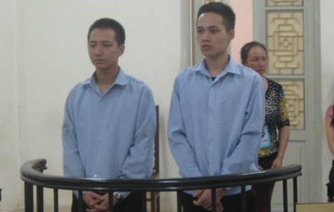 Hai tên cuớp táo tợn trước vành móng ngựa trong phiên xét xử.