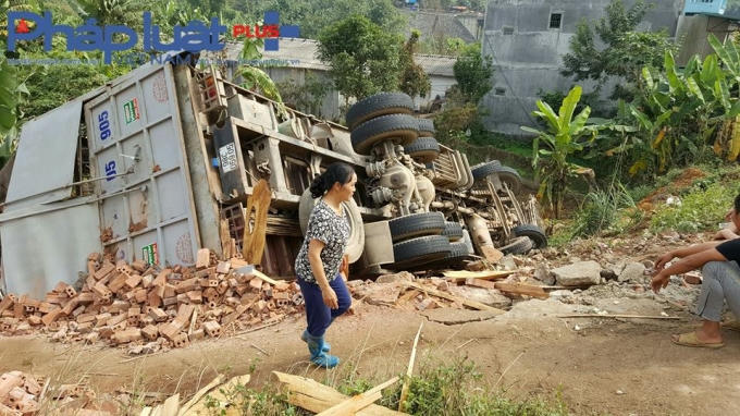 Xe tải 4 chân biển kiểm soát 98C-05905 chở 150 con lợn, húc tung gần 1 vạn viên gạch trước khi lao xuống vực.