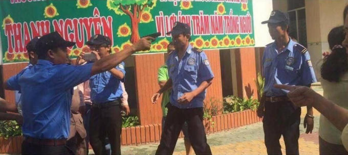 Một người trong số mặc đồng phục bảo vệ đã rút vật giống súng uy hiếp giáo viên trong trường.