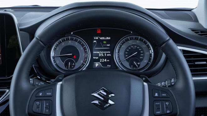 Tại thị trường châu Âu, Suzuki S-Cross 2022 được chia thành 2 phiên bản là Motion và Ultra. Ở bản Motion, xe được trang bị tiêu chuẩn màn hình thông tin giải trí cảm ứng 7 inch, sưởi ghế trước, hệ thống điều hòa tự động 2 vùng độc lập và mở cửa bằng nút bấm trên cửa.
