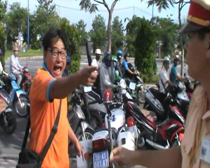 Phong không chịu hợp tác mà liên tục chửi bới lực lượng CSGT.