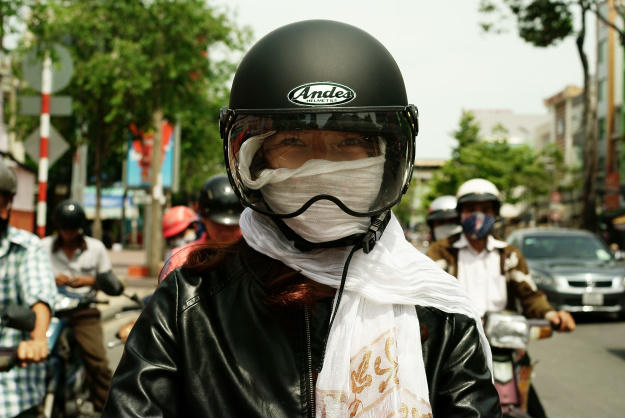 C&aacute;ch chị em &ldquo;chống nắng&rdquo; dưới g&oacute;c nh&igrave;n h&agrave;i hước của một &ldquo;&ocirc;ng T&acirc;y