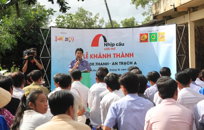 Đông đảo bà con nhân dân đến tham dự lễ khánh thành cây cầu thép dây văng.