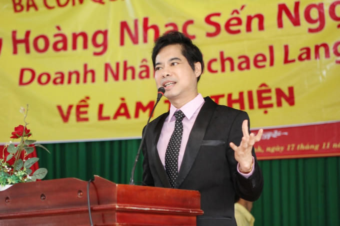 Danh ca Ngọc Sơn trao hơn 300 triệu cho đồng bào vùng bão lũ Quảng Nam