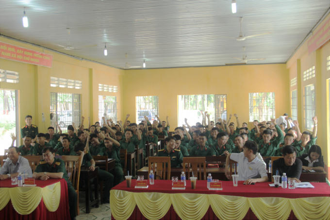 Bí thư Tỉnh Đoàn Bình Phước Trần Quốc Duy (phải) nhấn mạnh bộ đội xuất ngũ có những kỹ năng và kiến thức nền phù hợp cho việc tiếp tục rèn luyện để có tác phong lao động công nghiệp