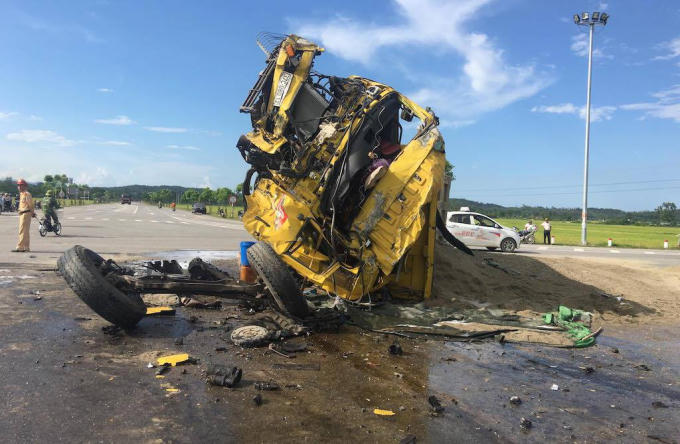 Một chiếc xe tải nát bét sau cú va chạm kinh hoàng.