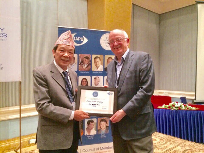 Bác sĩ Phạm Minh Trường - Giám đốc Bệnh viện Mắt Huế vinh dự là người Việt Nam đầu tiên nhận giải thưởng "Eye Health Heroes".