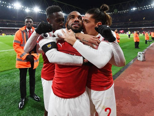 Lacazette vẫn tung ra cú dứt điểm hiểm hóc vào góc xa, gỡ hòa 1-1 cho Arsenal.