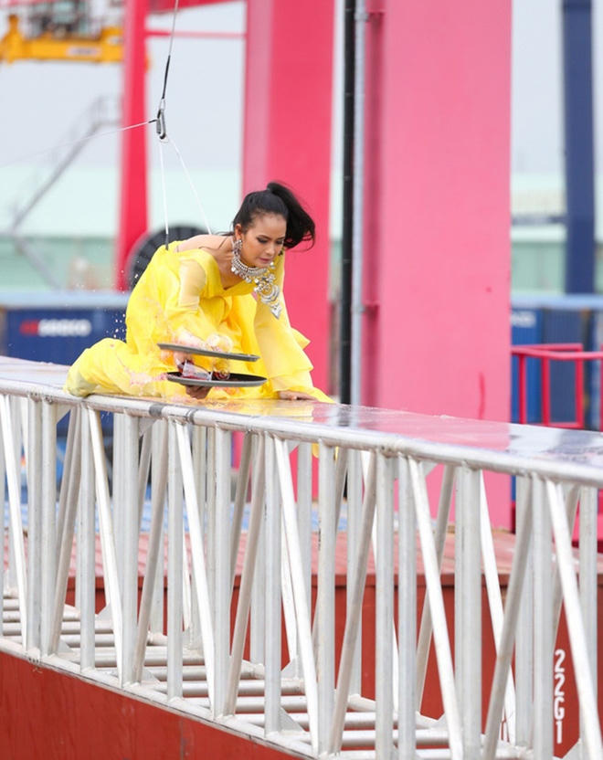 Tập đầu, cô từng vượt qua nỗi sợ hãi trong thử thách catwalk ở độ cao 15 m. Bị vấp ngã, thí sinh vẫn đứng lên trình diễn tiếp. Phong thái mạnh mẽ này đã giúp Ngọc Châu được tấm vé vào nhà chung.