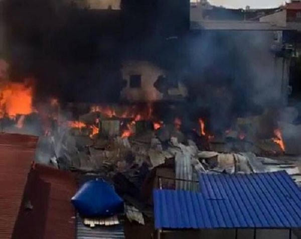 Ngọn lửa nhanh chóng bùng phát bao trùm khu vực hàng trăm m2.