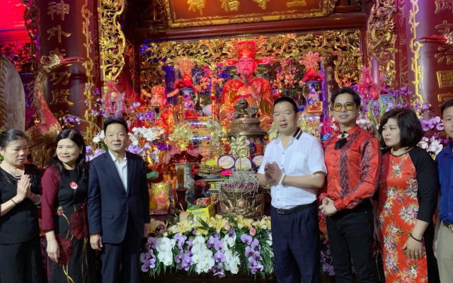 “Ông hoàng nhạc sến” Ngọc Sơn kể về mối duyên gặp gỡ với Bầu Hiển