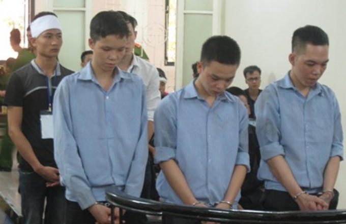 Các bị cáo trước vành móng ngựa.