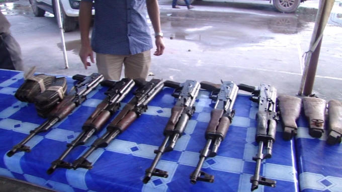 6 khẩu súng tiểu liên AK 47 chưa kịp đưa vào vùng thổ phỉ thì bị lực lượng chức năng phát hiện.