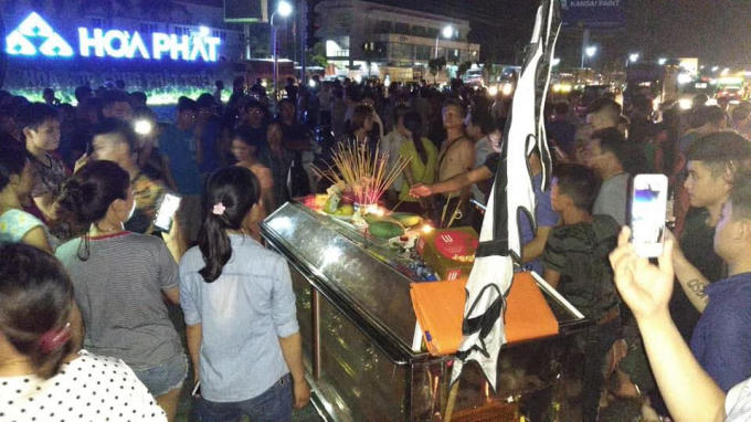 Người dân mang quan tài đến trụ sở Công an huyện Yên Mỹ gây sức ép để làm rõ sự việc. Ảnh: Quốc Anh Nguyễn.