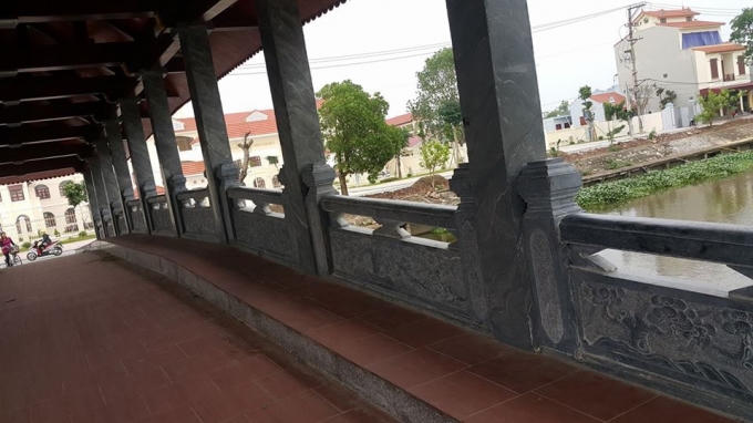 Hành lang được làm bằng đá với các đường nét tinh xảo.