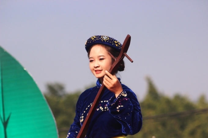 Diễn viên  tham gia biểu diễn nghệ thuật tại Hội hoa Sở.