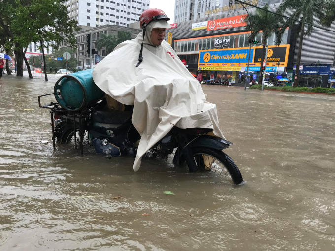 Nhiều phương tiện bị chết máy trong lúc "bơi" trên sông ngay tại lòng TP Vinh.
