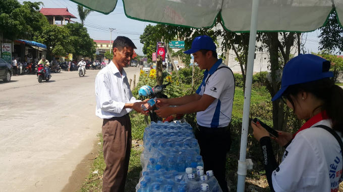 Không chỉ phục vụ thí sinh, các bậc phụ huynh cũng được các tình nguyện viên phục vụ nhiệt tình và chu đáo.