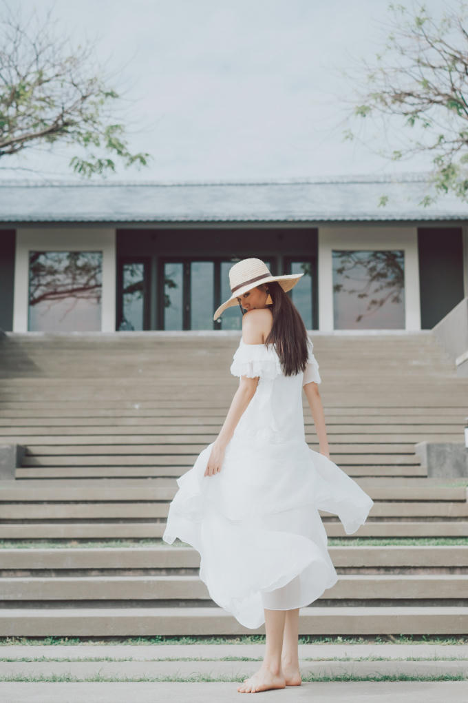 Diện mốt sắc vàng, Lệ Hằng đầy xinh đẹp và cuốn hút giữa biển trời thiên nhiên