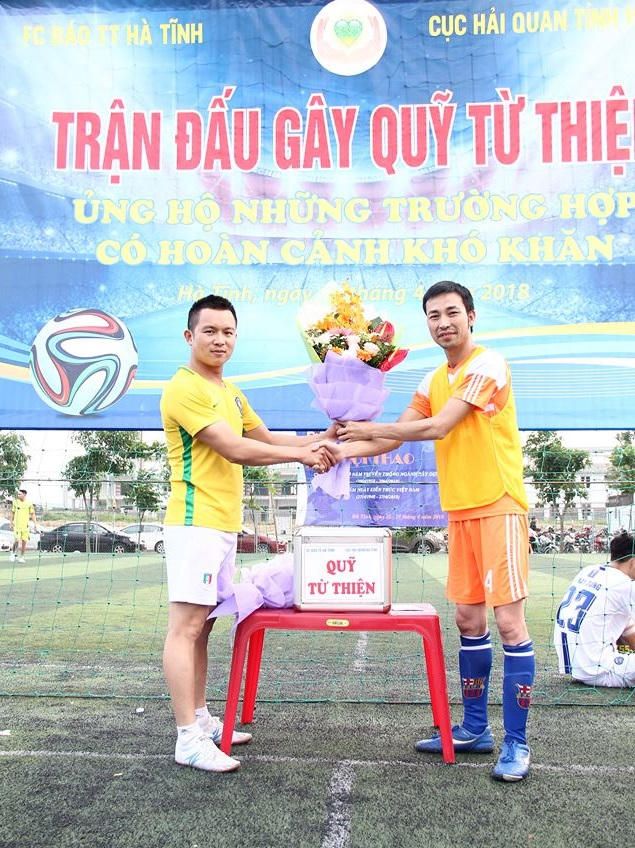 Nhiều bó hoa tươi thắm gửi gắm qua FC Báo thường trú vì những hoàn cảnh đặc biệt khó khăn.