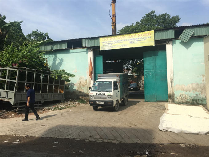 Cổng ra vào Trường dạy nghề Duy Tân. Ảnh: H.H.