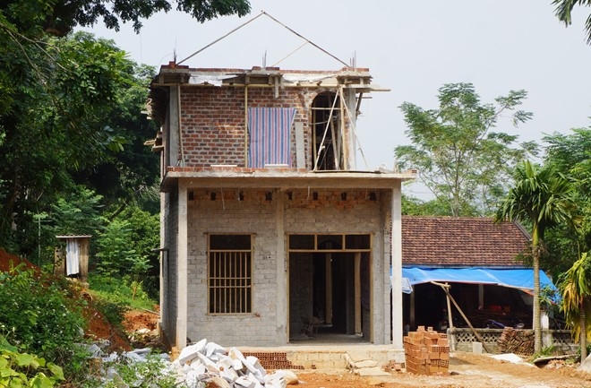 Có ngôi nhà đang trong quá trình xây dựng và sắp sửa hoàn thành.