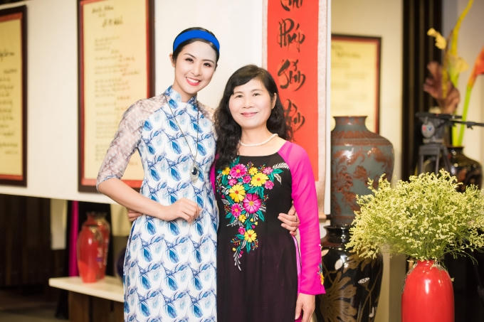 Mẹ của hoa hậu Ngọc Hân mặc trang phục áo dài do con gái thiết kế.