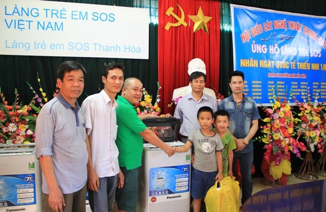Đại diện Câu lạc bộ Điếu cày nghệ thuật Thanh Hóa trao tặng các phần quà tại Làng trẻ SOS Thanh Hóa.