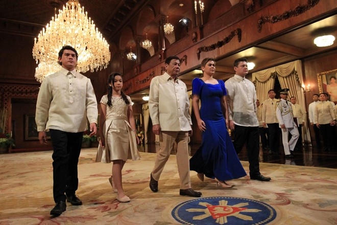 Cô con gái Sara (đầm xanh) của ông Duterte sẽ đảm nhận vai trò đệ nhất phu nhân Philippines. (Ảnh: ABS-CBN)