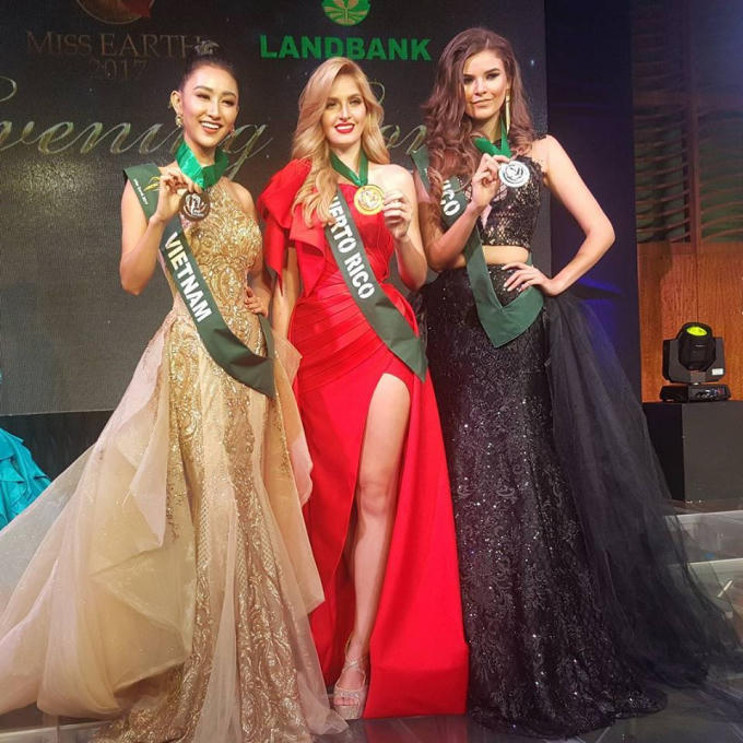 Hà Thu giành huy chương đồng phần trình diễn dạ hội.