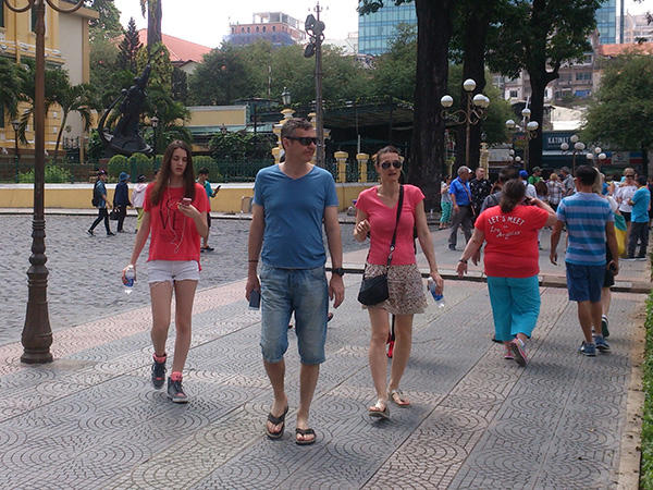 Du khách thật sự thích thú trước sự thông thoáng của vỉa hè trên các tuyến phố trung tâm TP Hồ Chí Minh.