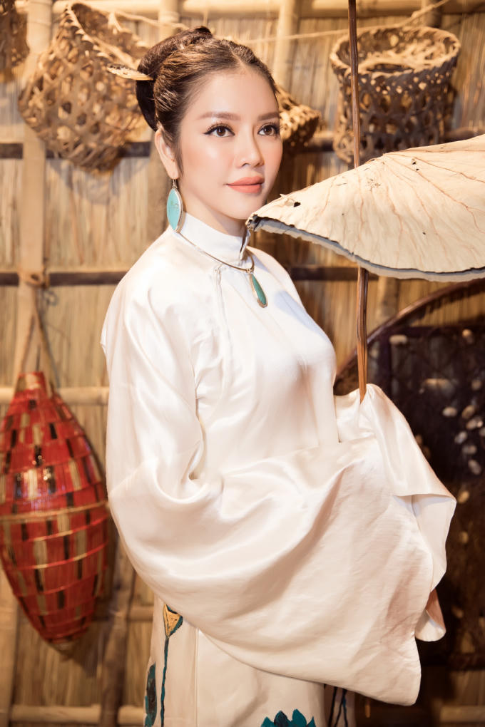 Áo dài của Lý Nhã Kỳ đấu giá được 500 triệu đồng trong show thời trang Đinh Văn Thơ
