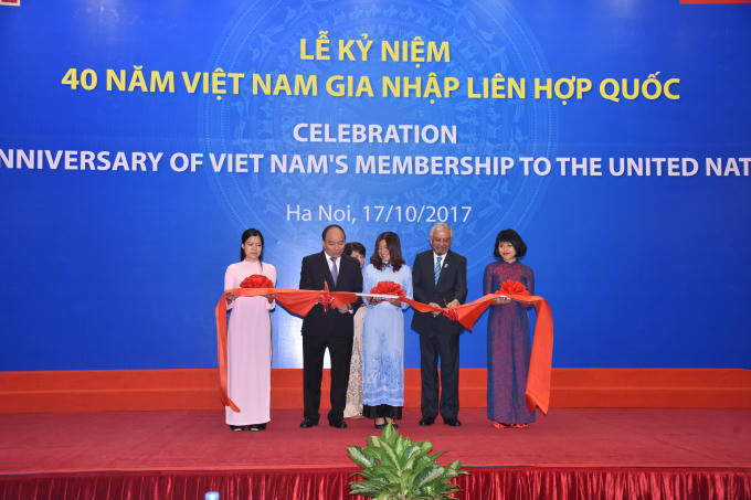 Thủ tướng Nguyễn Xuân Phúc và ông Kamal Malhotra đã cắt băng khai trương triển lãm ảnh về 40 năm quan hệ Việt Nam - LHQ.