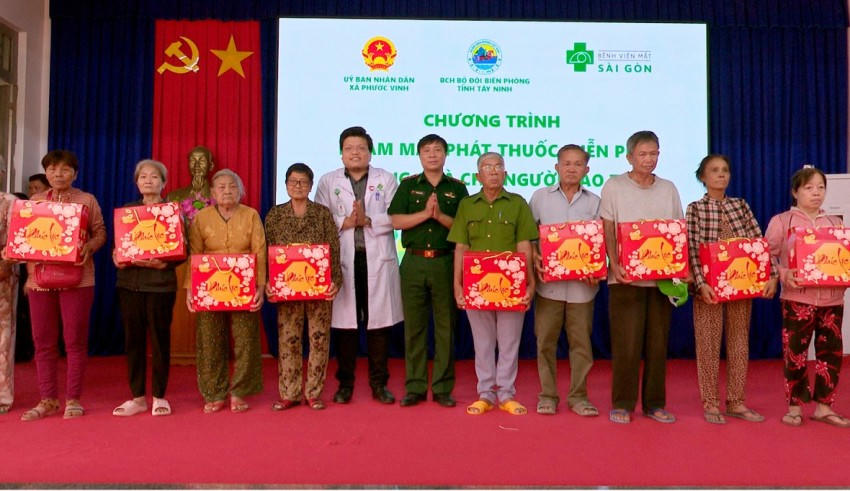 Thượng tá Nguyễn Ngọc Dung - Phó Chính ủy, Ban Chỉ huy BĐBP tỉnh Tây Ninh và đại diện lãnh đạo BV mắt Sài Gòn – Tây Ninh tặng quà cho gia đình nghèo có hoàn cảnh khó khăn.