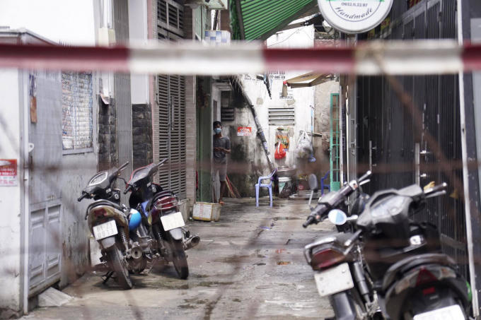 phong-toa-tiep-2-chung-cu-vi-ca-nghi-nhiem-covid-19-lien-quan-giao-phai-o-tp-hcm-3